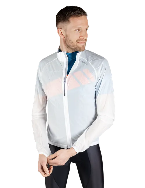  Le modèle mesure 186 cm et porte une taille  7