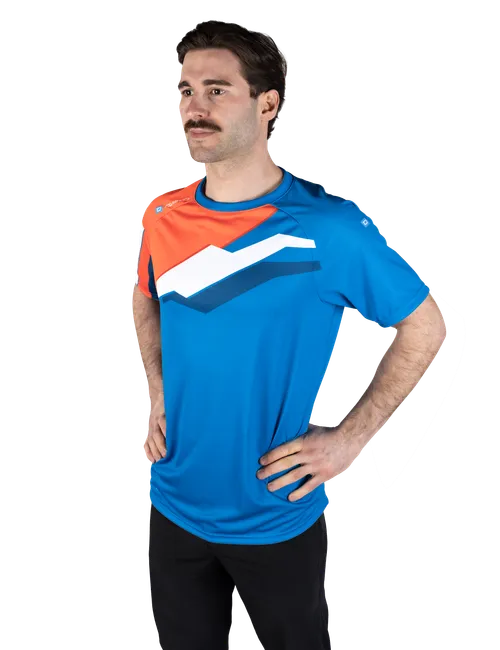  Le modèle mesure 182 cm et porte une taille  6