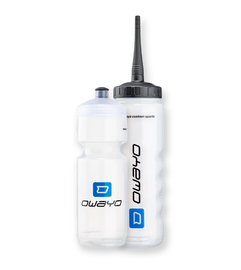 Deux bouteilles d'eau transparentes avec le logo owayo, l'une avec un bouchon noir et une ouverture de buveur, l'autre avec un bouchon standard.