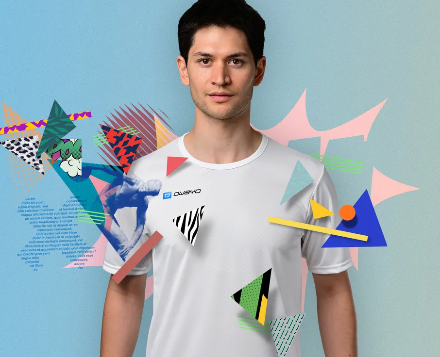 Un homme porte un t-shirt blanc à manches courtes avec le logo 'owayo' sur la poitrine, entouré de formes géométriques et de motifs colorés.