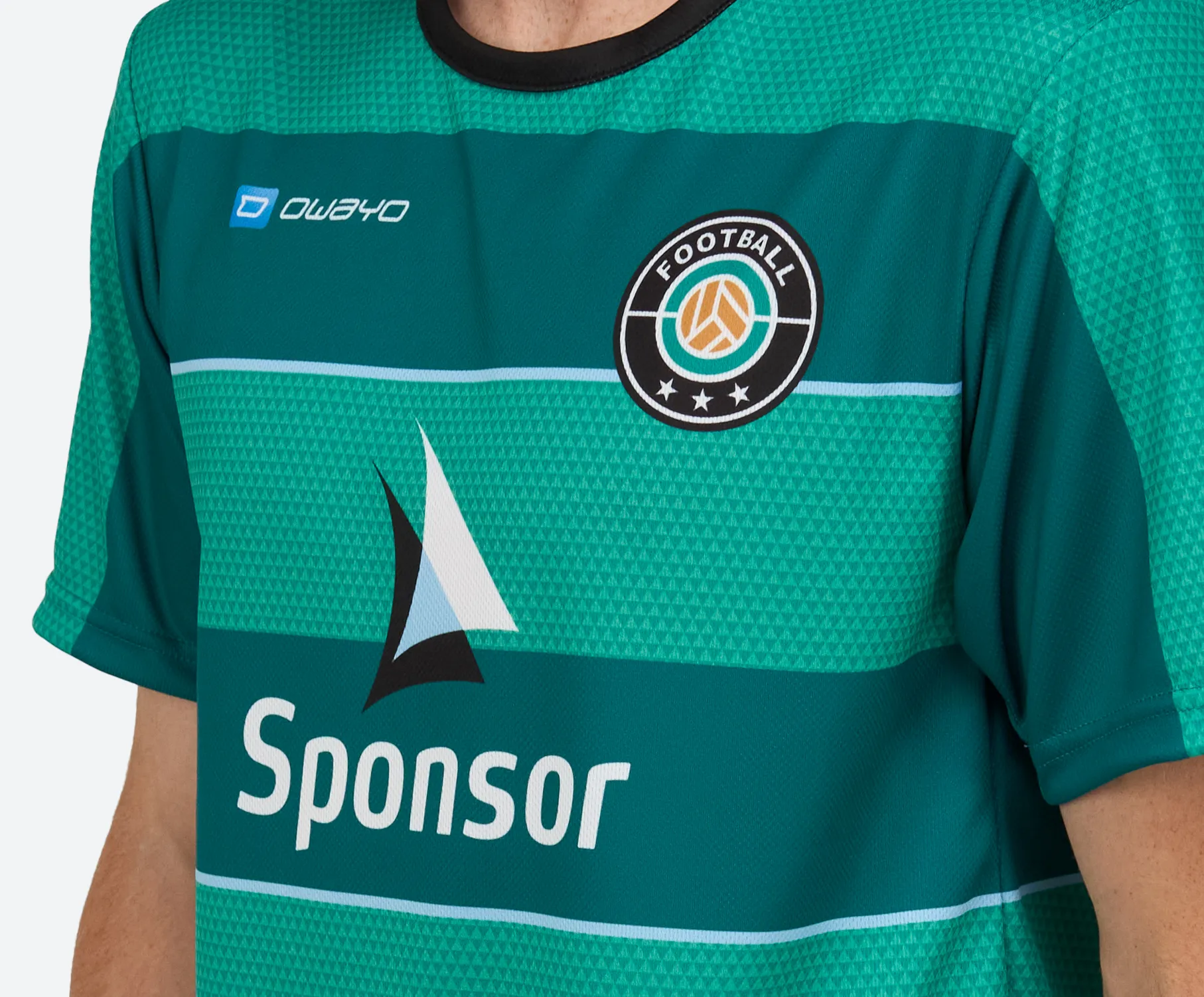 Maillot de football vert avec des motifs diagonaux, logo et impression du sponsor.
