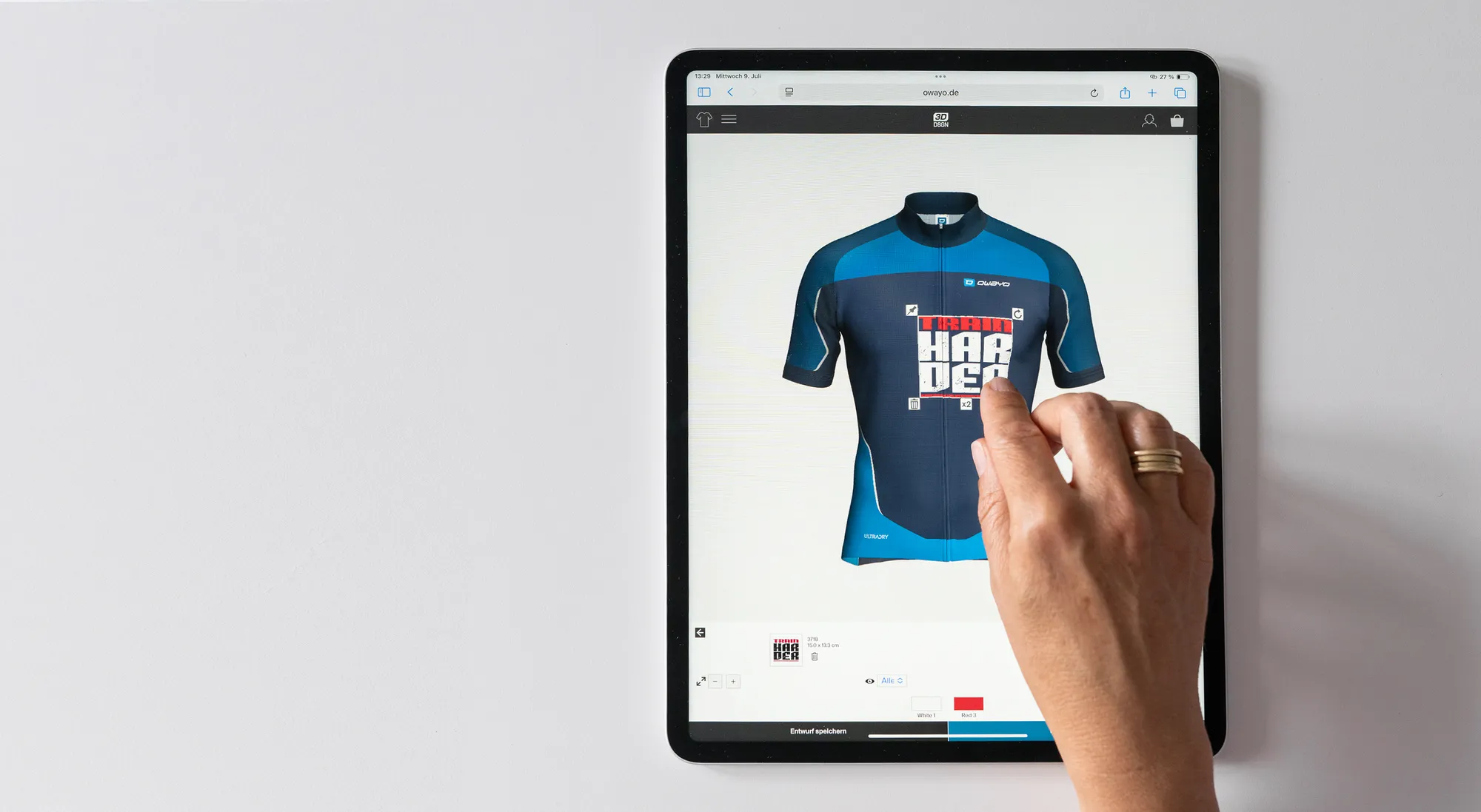 Une main interagit avec une tablette affichant une interface de conception de maillot de cyclisme personnalisé d'owayo, modifiant un maillot bleu avec un design rouge et blanc.