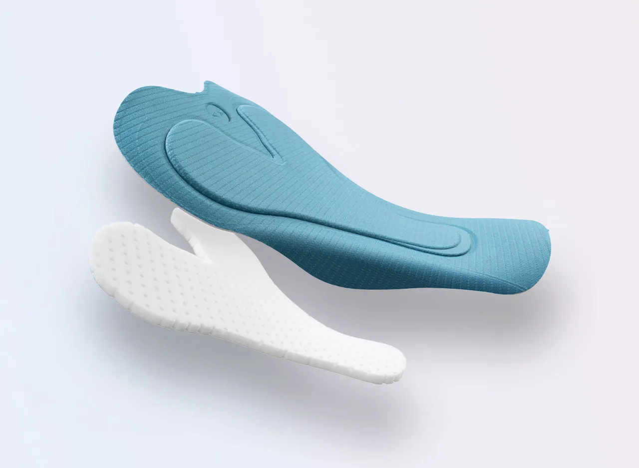 Deux semelles en bleu et blanc, avec une surface antidérapante et une forme ergonomique.